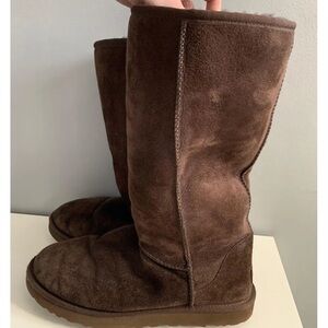 Brown Uggs Tall
Size 10
Gently Used